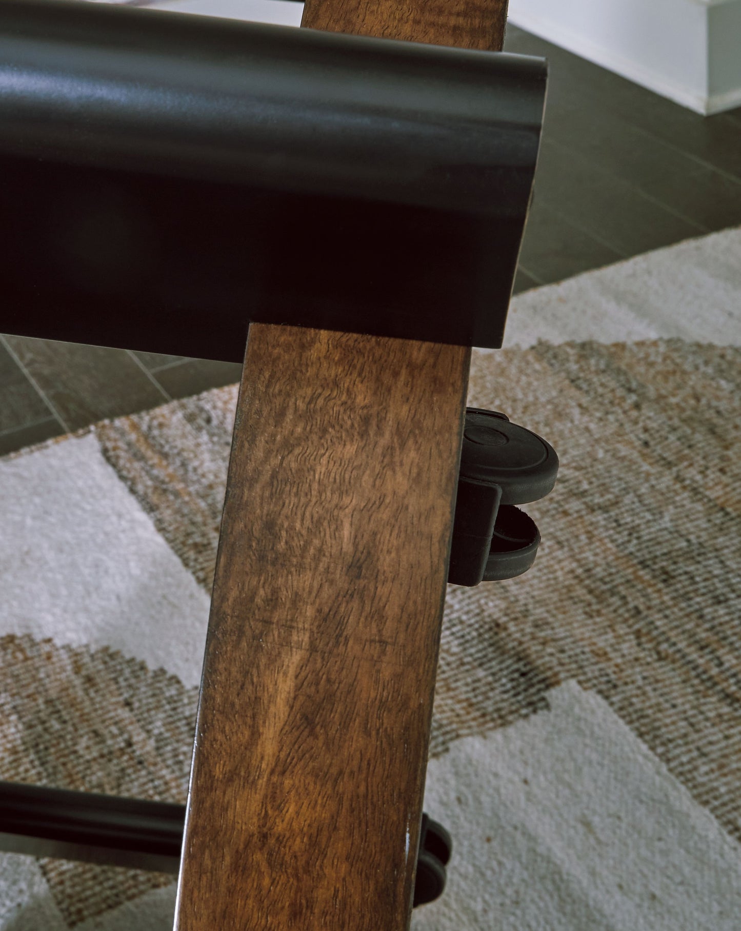 Kraeburn - Round Cocktail Table - Brown / Black