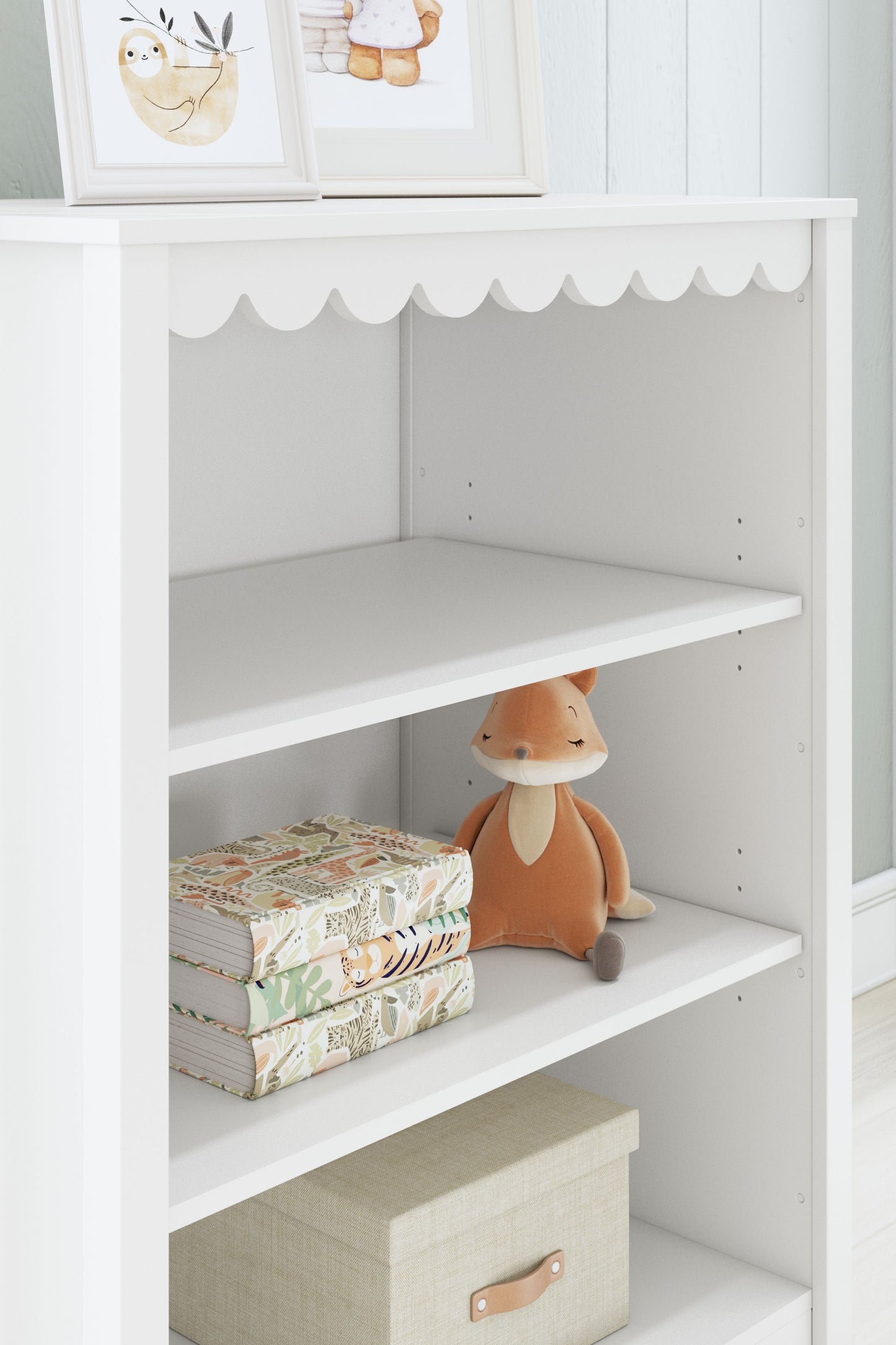 Hallityn - White - Bookcase